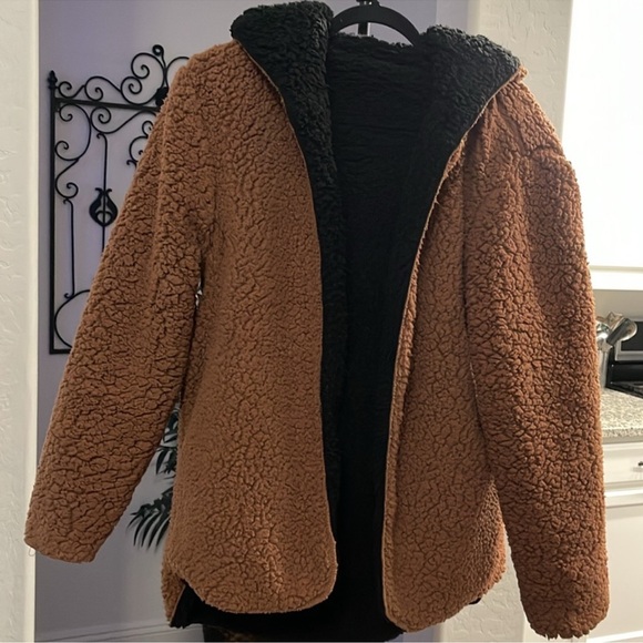 URBAN OUTFITTERS Black and Brown Teddy Oversized
Open Hoodie Pockets Size XS/S - Picture 3 of 12